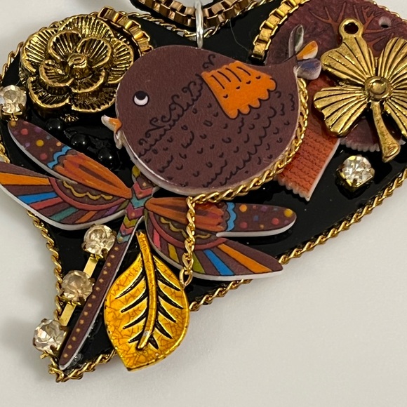 Gorgeous heart necklace embellished with brown bird and multi colored dragonfly - Picture 6 of 6
